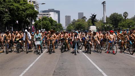 FOTOS Ciclistas desnudos toman Ciudad de México