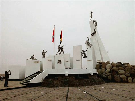 El Monumento De Alto De La Alianza Tacna Monumento Blanco Y Negro