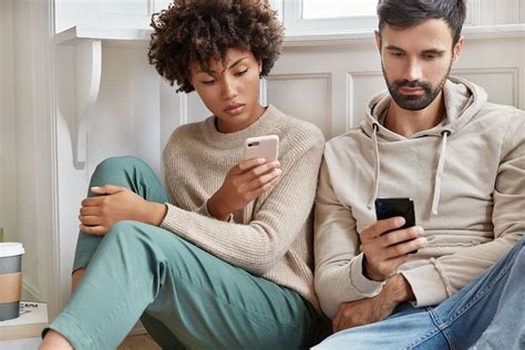 Phubbing The Smartphone Habit That Might Be Sabotaging Your Relationships