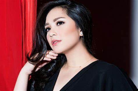 Pesona kecantikan nagita slavina dengan gaun hitam sound : Nagita Slavina: Bio, Facts, Age, Height, Weight ...