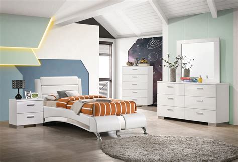 Jeremaine 4 Piece Full Platform Bedroom Set Glossy White C