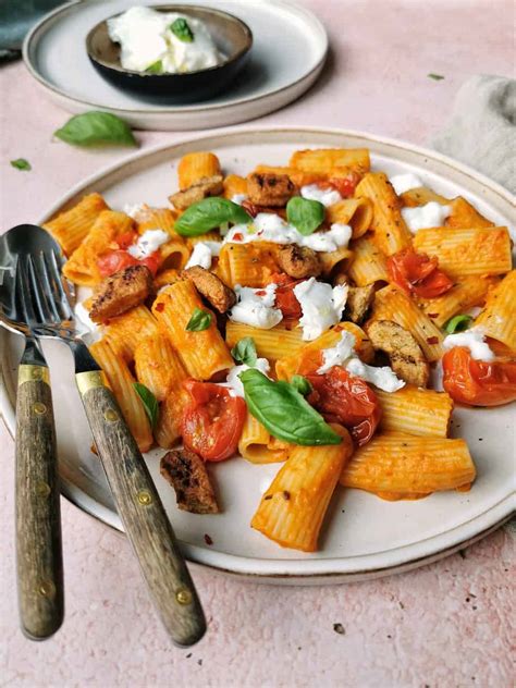 Pasta met zelfgemaakte rode pesto en vegetarische stukjes