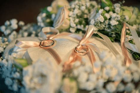 Sejatinya mahar atau mas kawin itu merupakan bentuk keseriusan cowok kepada cewek yang akan dinikahinya. Apa Tujuan Adanya Mahar dalam Pernikahan? - BincangMuslimah.Com