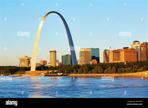 World Famous Gateway Arch In St Louis At Sunrise Stock Photo Alamy