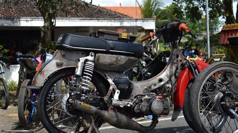 Jun 14, 2021 · konsep dari modifikasi satu ini menampilkan bentuk dan aura seperti motor klasi agar tidak terlihat seperti motor modern masa kini. Foto Modifikasi Motor Yamaha 75 Terkeren Dan Terbaru | Modifikasi Trail