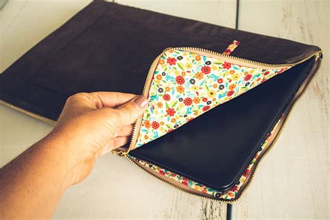 Modern quilting and sewing patterns for bags, hats, and quilts, video tutorials, templates and tips, for all sewers beginner to advanced. DIY Laptop Sleeve Sewing Tutorial - Life Sew Savory