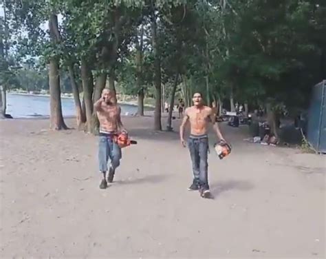 2 Dudes En Chest Avec Des Chainsaws En Marche Sur La Plage à Toronto
