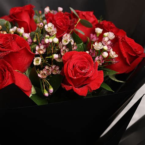 Online Red Roses Hand Bouquet T Delivery In Qatar Fnp