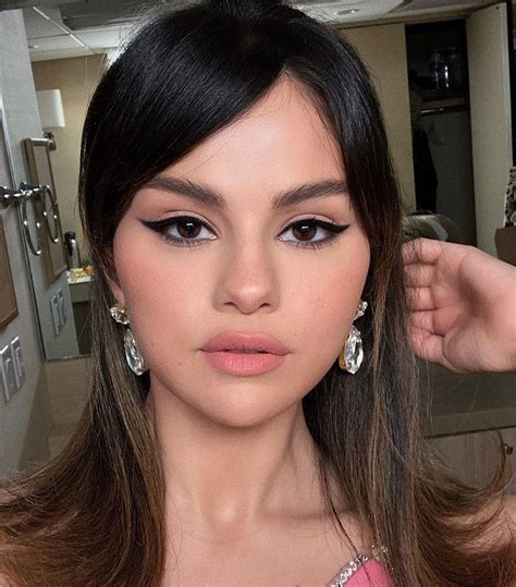 All The Pro Tips Youll Need To Create Selena Gomezs 60s Style Cat Eye Fashion Selena Gomez