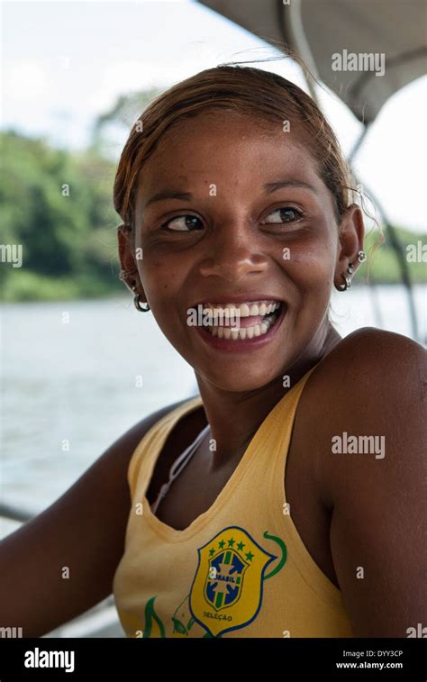 Tribu De Chicas Xingu Fotografías E Imágenes De Alta Resolución Alamy