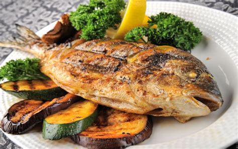 Ikan ini diberi makan ikan segar lebih kurang 4 kilogram setiap harinya dengan cukup hanya. Manfaat dan Resiko Makan Ikan… - Stendanson's Weblog