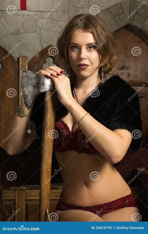 Sexy Frau Mit Axt In Einem Mittelalterlichen Schloss Stockfoto Bild Von Inl Ndisch M Dchen