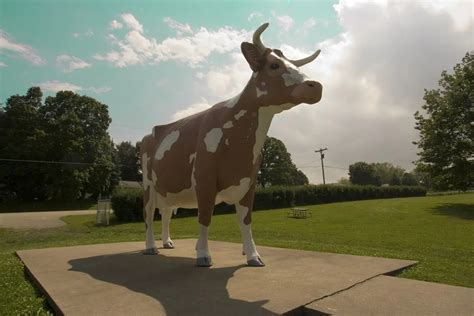 Gertrude The Cow In Rockford Illinois Roadside Attractions In Illinois
