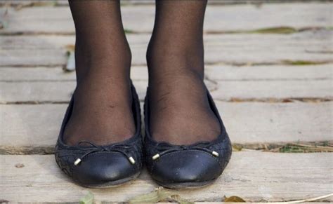 Adorable Black Flats And Pantyhose Schuhe Damen Schuhe Ballett