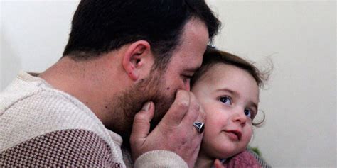 Un Padre Enseña A Su Hija A Reírse De Los Bombardeos En Siria