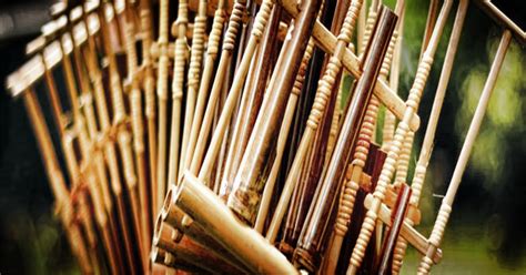 Pada tahun 1966, udjo ngalagena, seorang siswa dari tuan daeng soetigna mengembangkan angklung berdasarkan skala suara alat musik sunda, yaitu salendro , pelog , dan madenda. MENGENAL ANGKLUNG ALAT MUSIK TRADISIONAL INDONESIA | Instrumen musik, Musik