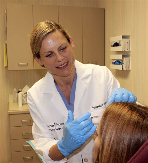 Heather Treating A Patient With Botox Claytor Noone Plastic Surgery