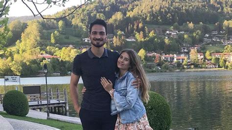 Seine aktuelle beziehung hat ihn verändert. Mats Hummels grüßt mit seiner Frau Cathy via Instagram vom ...