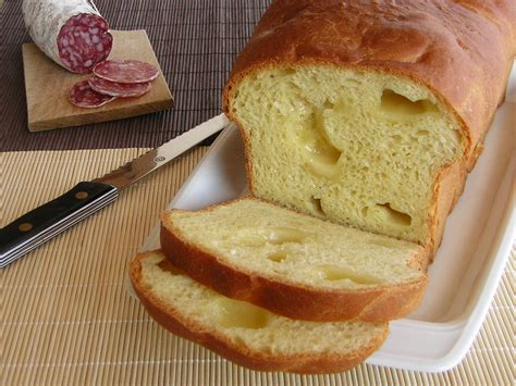 La pizza al formaggio umbra di pasqua non manca mai sulle tavole di tutti gli umbri nel periodo pasquale, soffice e profumatissima si accompagna a salumi come capocollo e salame, ma anche uova sode, che a pasqua non possono mancare. Pizza di formaggio di Pasqua marchigiana | In cucina con ...