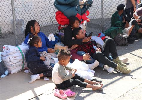 El Paso Mayor Oscar Leeser declares disaster over migrant influx