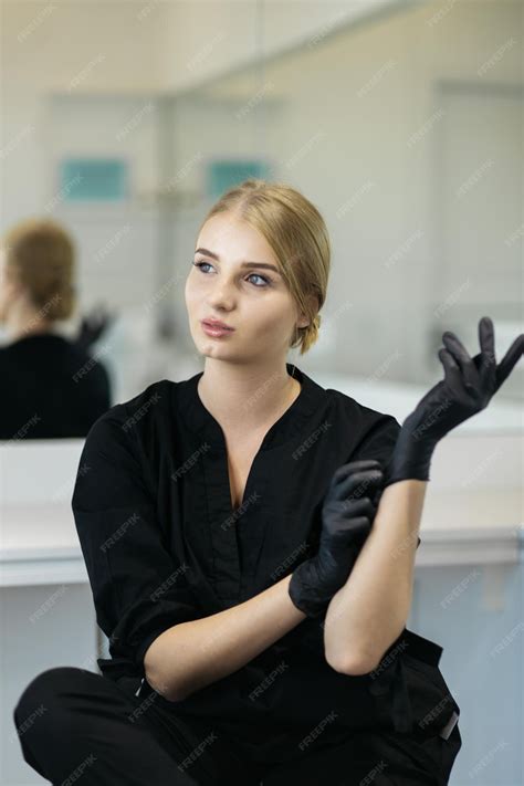 Premium Photo A Girl In A Beauty Salon The Master Poses Before The Procedure