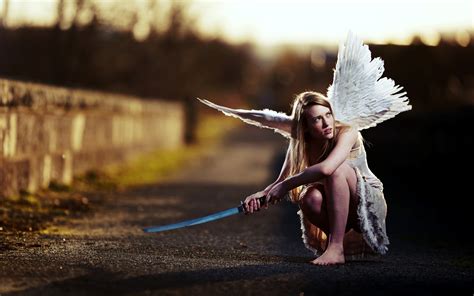 デスクトップ壁紙 女性 モデル ブロンド 裸足 白いドレス 剣 神話 天使の翼 美しさ 写真撮影 架空の人物