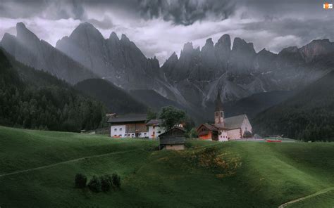 Domy I Kościół Na Tle Dolomitów We Włoszech
