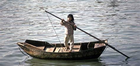 Ini menarik, awalnya memang cuma naik dan di boncengin bapaknya. Orang Baru Belajar: Baru Mendayung Sampan Sudah Bocor