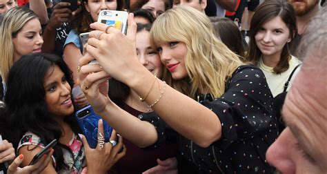 Taylor Swift Celebrates ‘lover Release With Fans In Nyc Taylor Swift