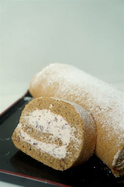 sumopocky custom bakes matcha roll cake with azuki beans 抹茶ロールケーキ roll cake matcha roll