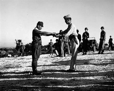 二战日军投降现场照，在释放美军俘虏时日本士兵鞠躬致歉