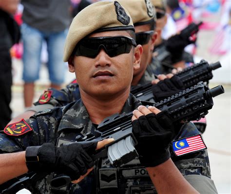 Buku itu membicarakan kisah ketua unit tindakan khas persatuan pengguna islam malaysia (ppim) itu yang sebelum ini dikenali kerana menjuarai isu kepenggunaan di negara ini. BERET KELABU PASIR - VAT 69 KOMANDO PDRM