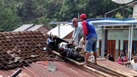 Ikuti berita terbaru dan silaturahmi via. Geger Ada Motor 'Terbang' ke Atap Rumah, Apa Penyebabnya?