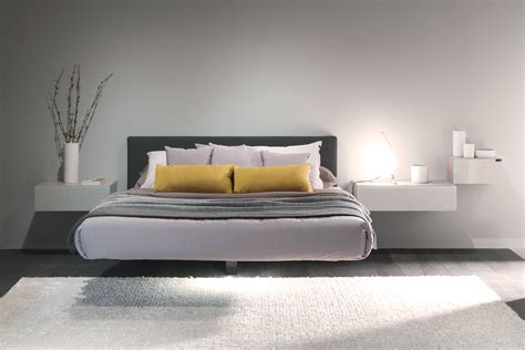 In commercio una vasta gamma di modelli, per forme e materiali, possono assicurare la presenza di un punto luce centrale nella camera da letto. Come arredare una camera da letto moderna: 38 idee di tendenza