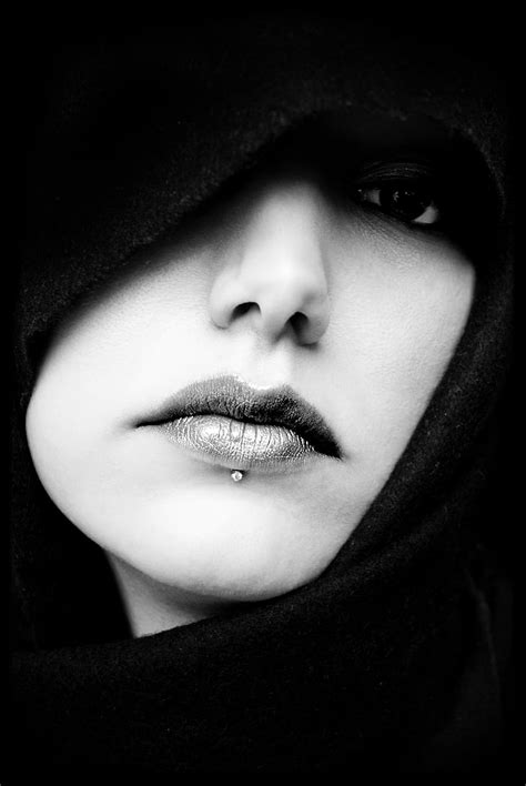 Free Photo czarno białe ciemne twarz Dziewczyna usta modelu usta
