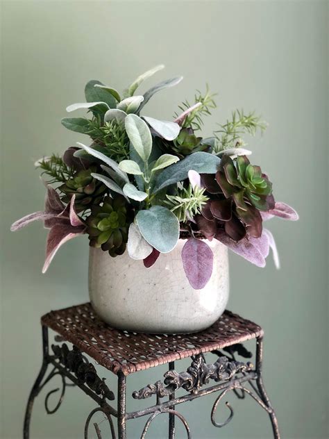 — is festive, in keeping with the holiday. The Tara Minimalist Succulent Centerpiece | Succulent ...