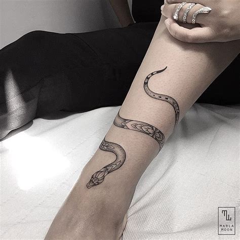 If you're considering a large tattoo, a snake tattoo can also look awesome wrapper around from small snake tattoos, to bold full arm wraps, the possibilities are endless, and limited only by the talent of your tattoo artist and imagination. Les 26 meilleures images du tableau Tatouage serpent sur ...