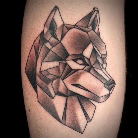 A Black And White Tattoo Design Of A Wolfs Head On The Right Thigh
