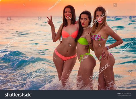 Group Sexy Girls Bikini Enjoying LaughingẢnh Có Sẵn679136524 Shutterstock