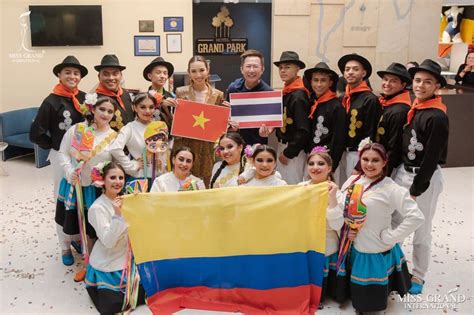 Loạt Banner Tiếng Việt Siêu Có Tâm Chào đón Thùy Tiên Tại Colombia