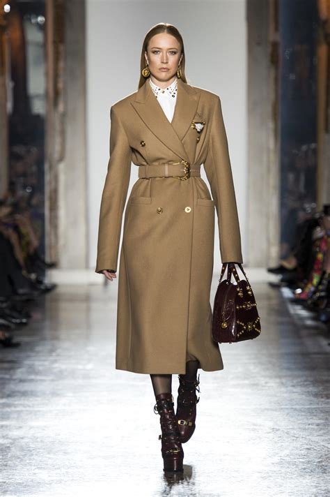 VERSACE FALL WINTER 2018 WOMEN'S COLLECTION | The Skinny Beep