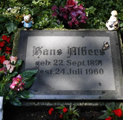 Ohlsdorfer Friedhof Promigräber Von „sexy Cora” Bis Inge Meysel Welt
