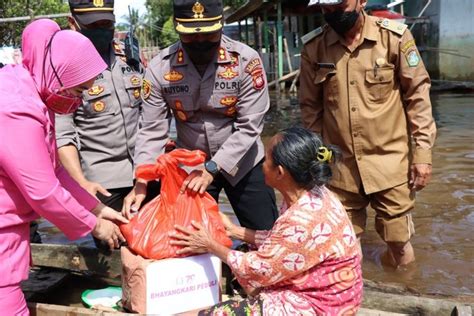 Polres Sekadau Salurkan Bantuan Sembako Untuk Korban Banjir Di Seberang Kapuas