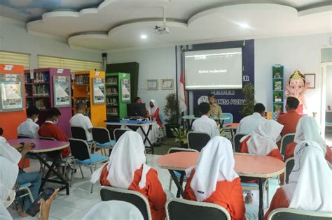 Lomba Desain Grafis Aplikasi Canva Perpustakaan Ganesa Smanca Sma