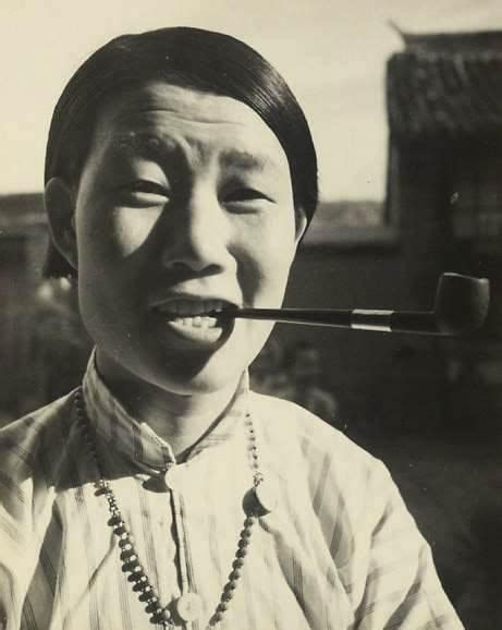 Vintage Photos Of Women Smoking Pipes In The Past ~ Vintage Everyday
