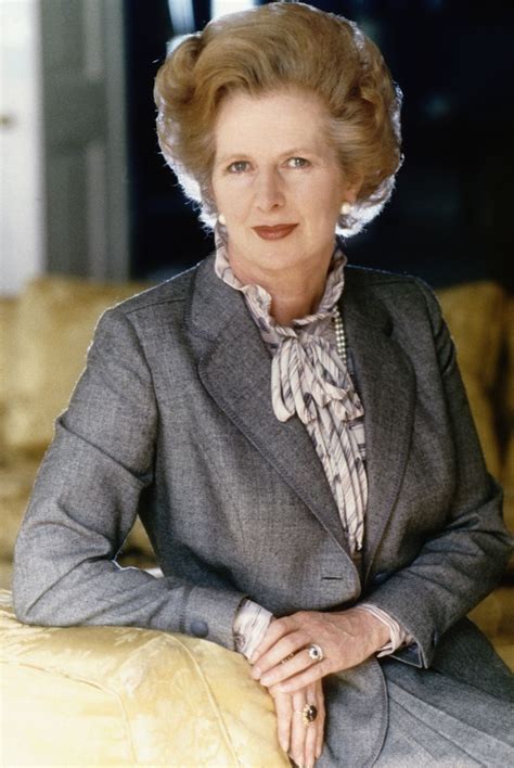 Vor dem haus der ehemaligen premierministerin thatcher legen die meschen blumen nieder. Margaret Thatcher: "Niemals auffällig, nur angemessen ...