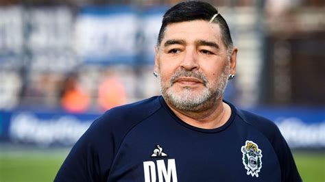 Siempre controvertido, el exastro es para muchos el mejor jugador en la historia del fútbol mundial. Diego Armando Maradona è morto: le lacrime di Napoli ...