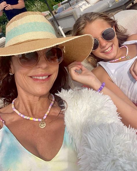 Rhonys Bethenny Frankel Poses In Rare Photo With Daughter Bryn 12