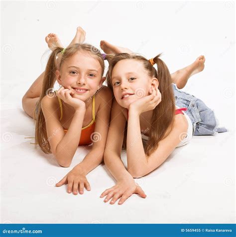 Deux Petites Filles Blondes Image Stock Image Du Pose Joie