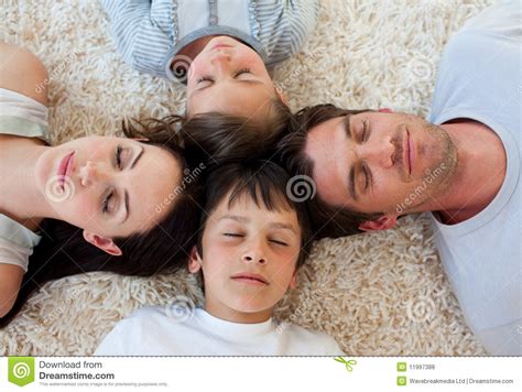 Familia Que Duerme En El Suelo Foto De Archivo Imagen De Madre